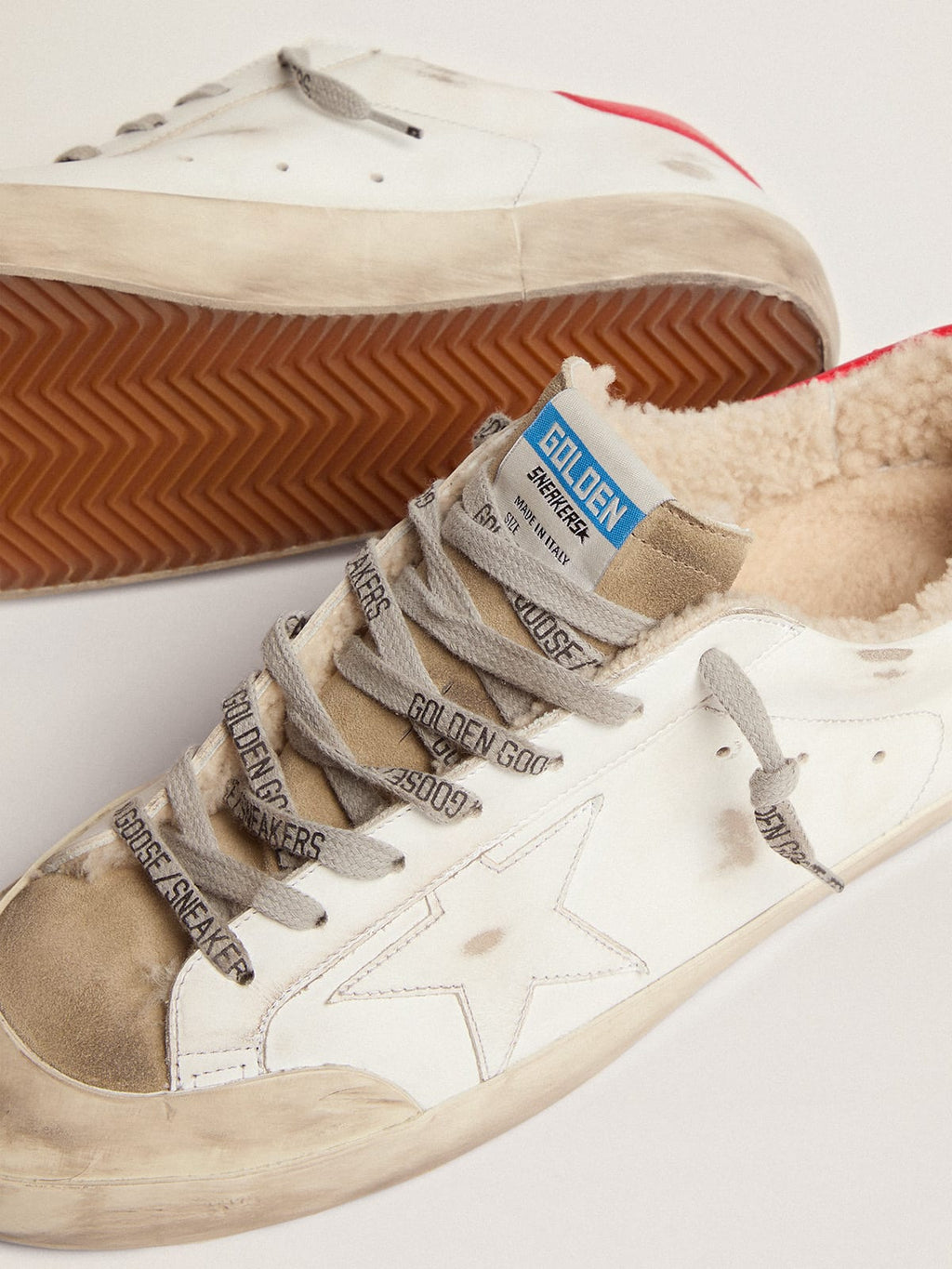 Super-Star con talloncino in pelle rossa e fodera in shearling