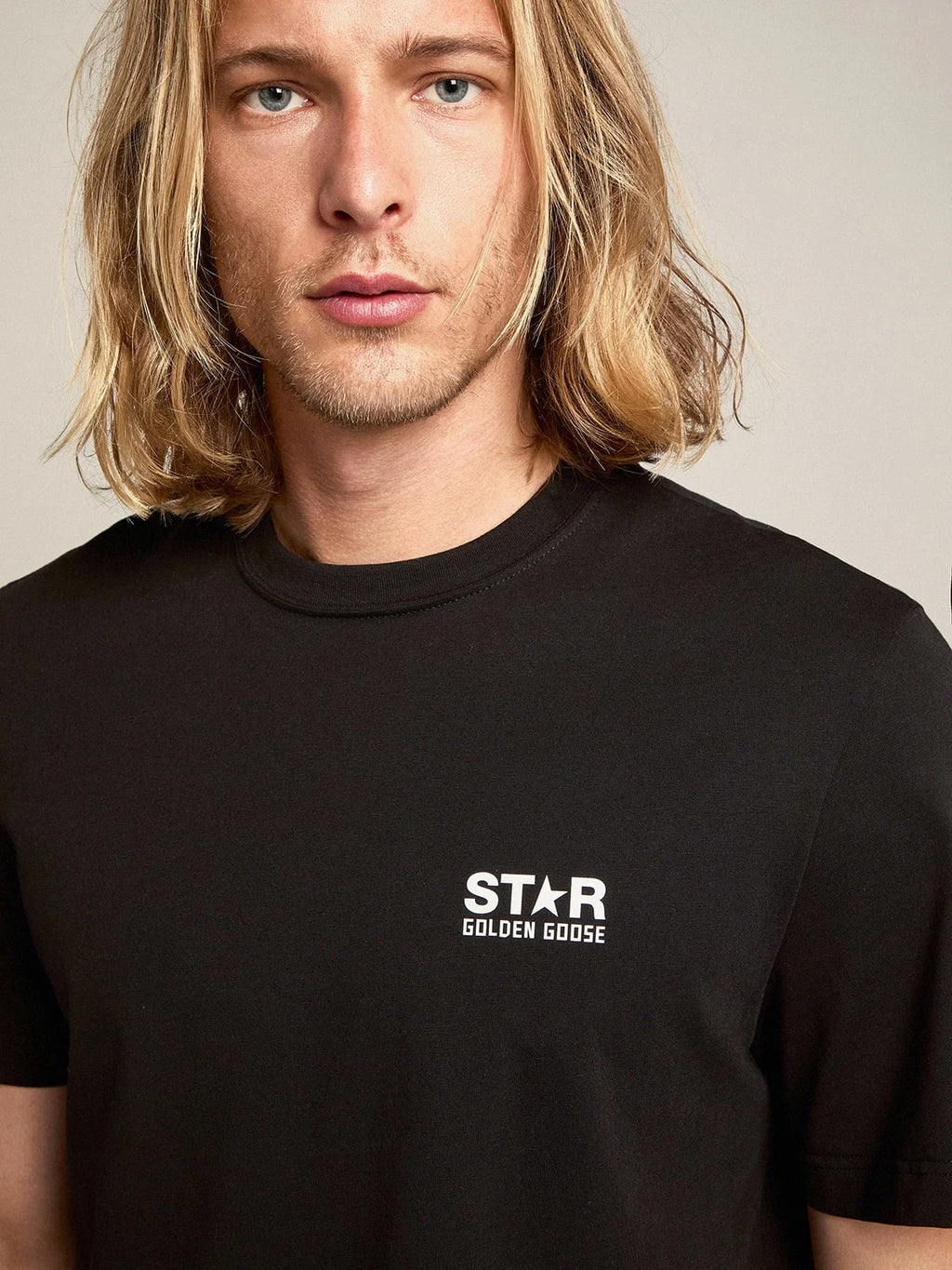 T-shirt nera Collezione Star con logo e stella bianchi a contrasto
