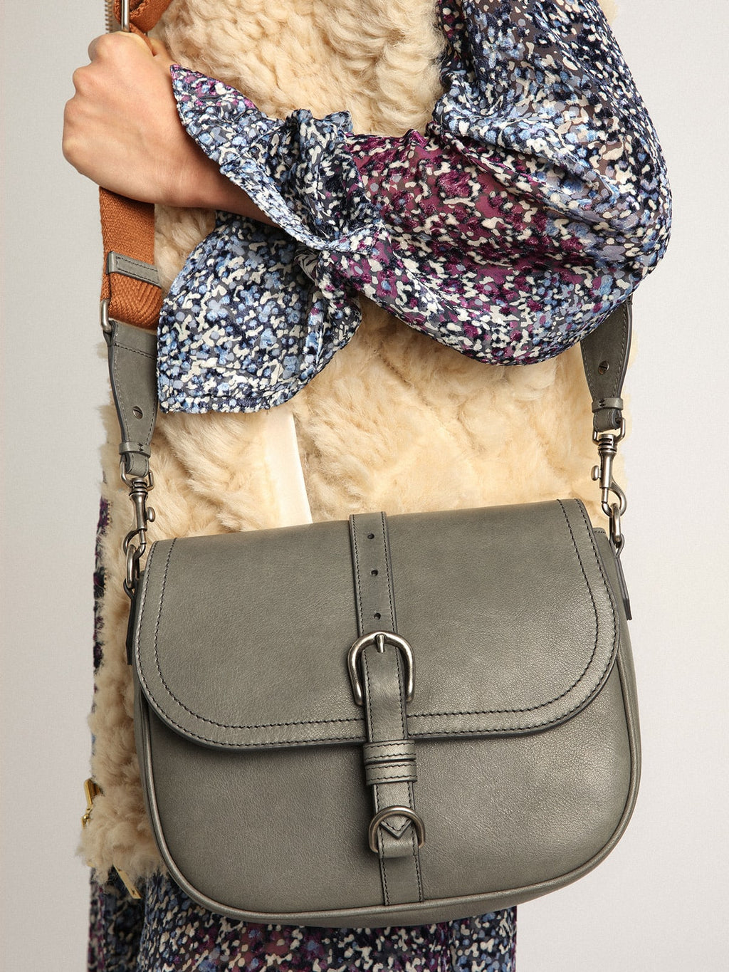 Borsa Sally Bag medium in pelle color grigio pietra con fibbia e tracolla a contrasto