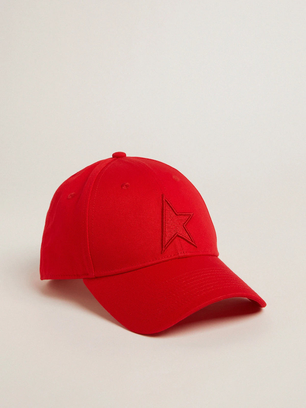 Cappellino in cotone color rosso con toppa a forma di stella ton sur ton sul davanti
