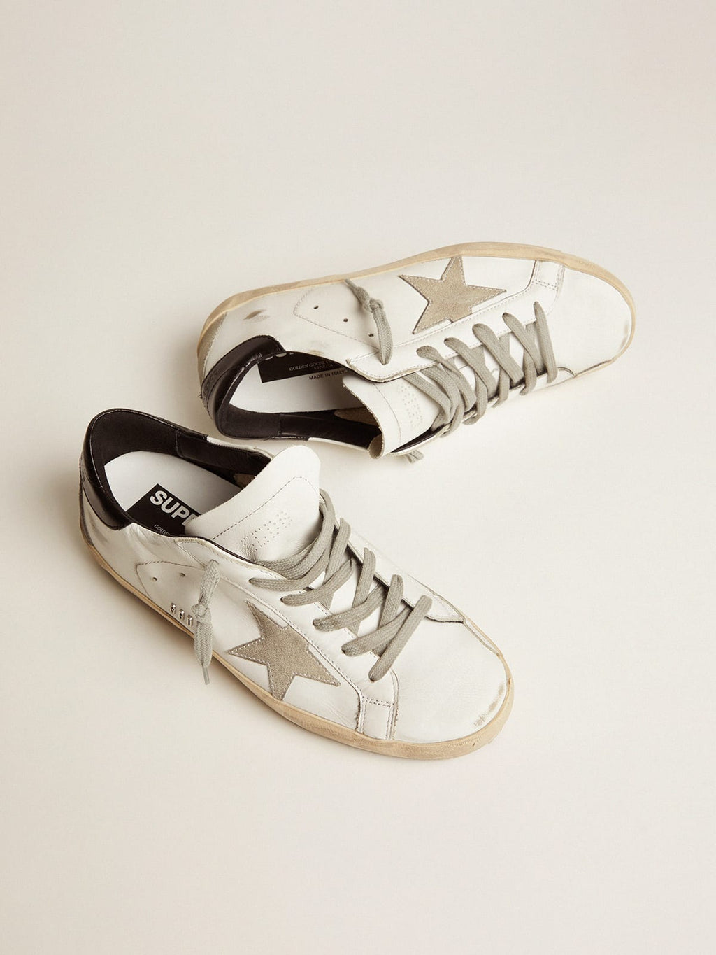 Sneakers Super-Star donna con talloncino nero e metal studs lettering