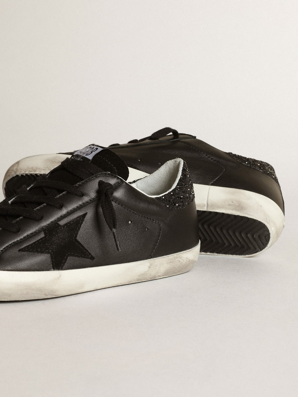 Sneaker Super-Star in nappa nera con stella in suede nero e talloncino in glitter neri