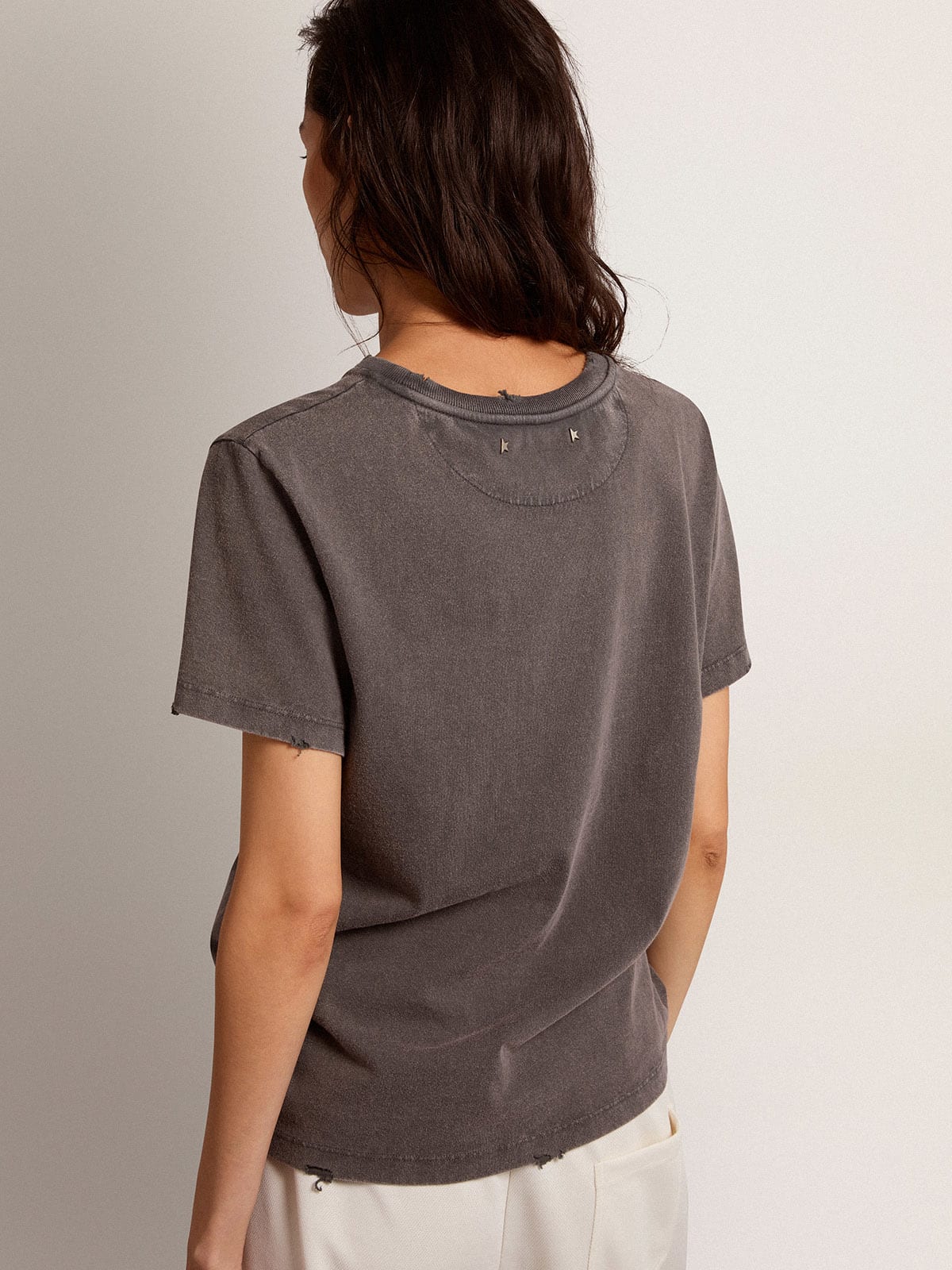 T-shirt dal fit slim di colore grigio antracite dal trattamento distressed