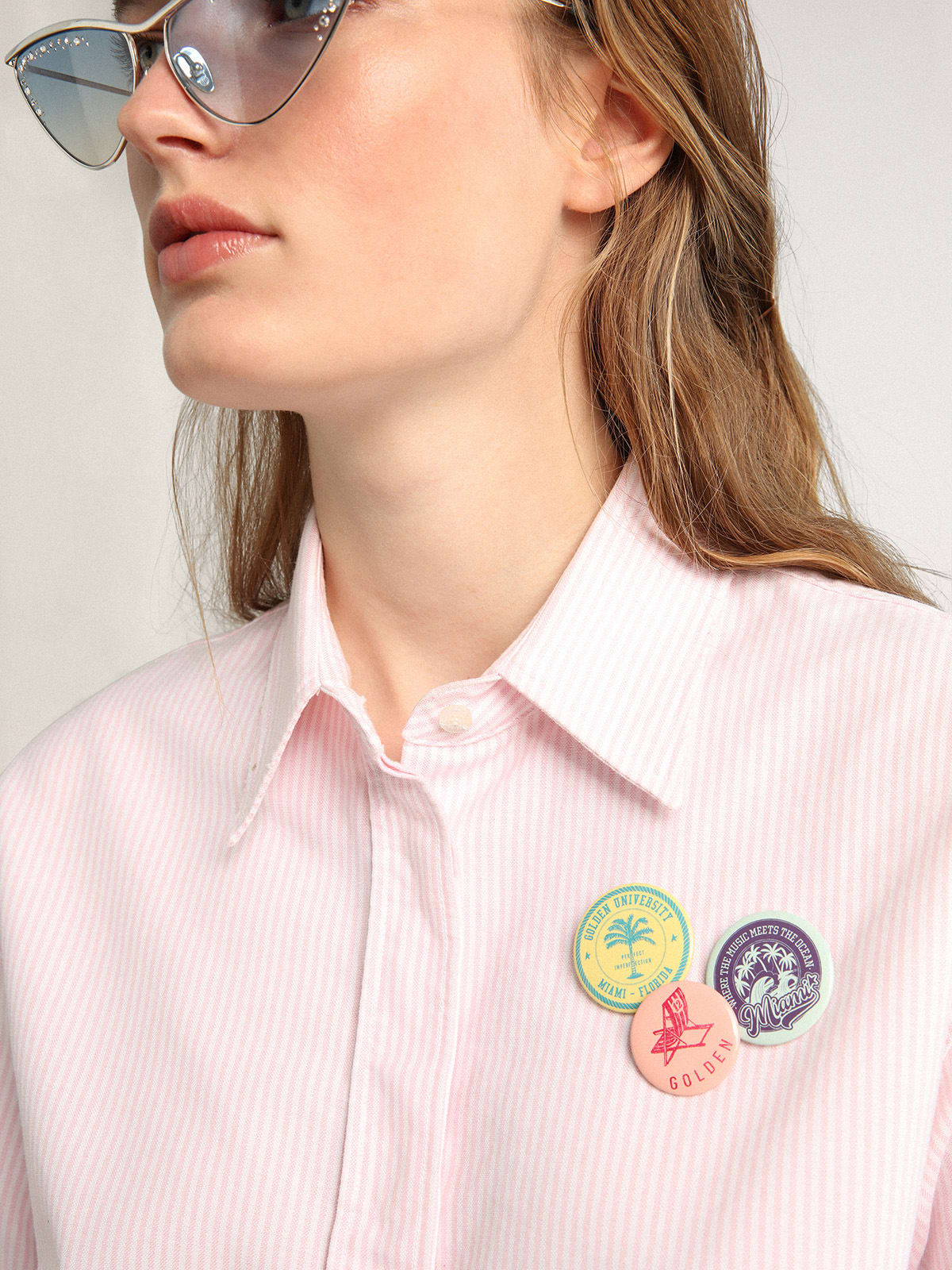 Camicia oversize Collezione Journey a righe verticali bianche e rosa con spille