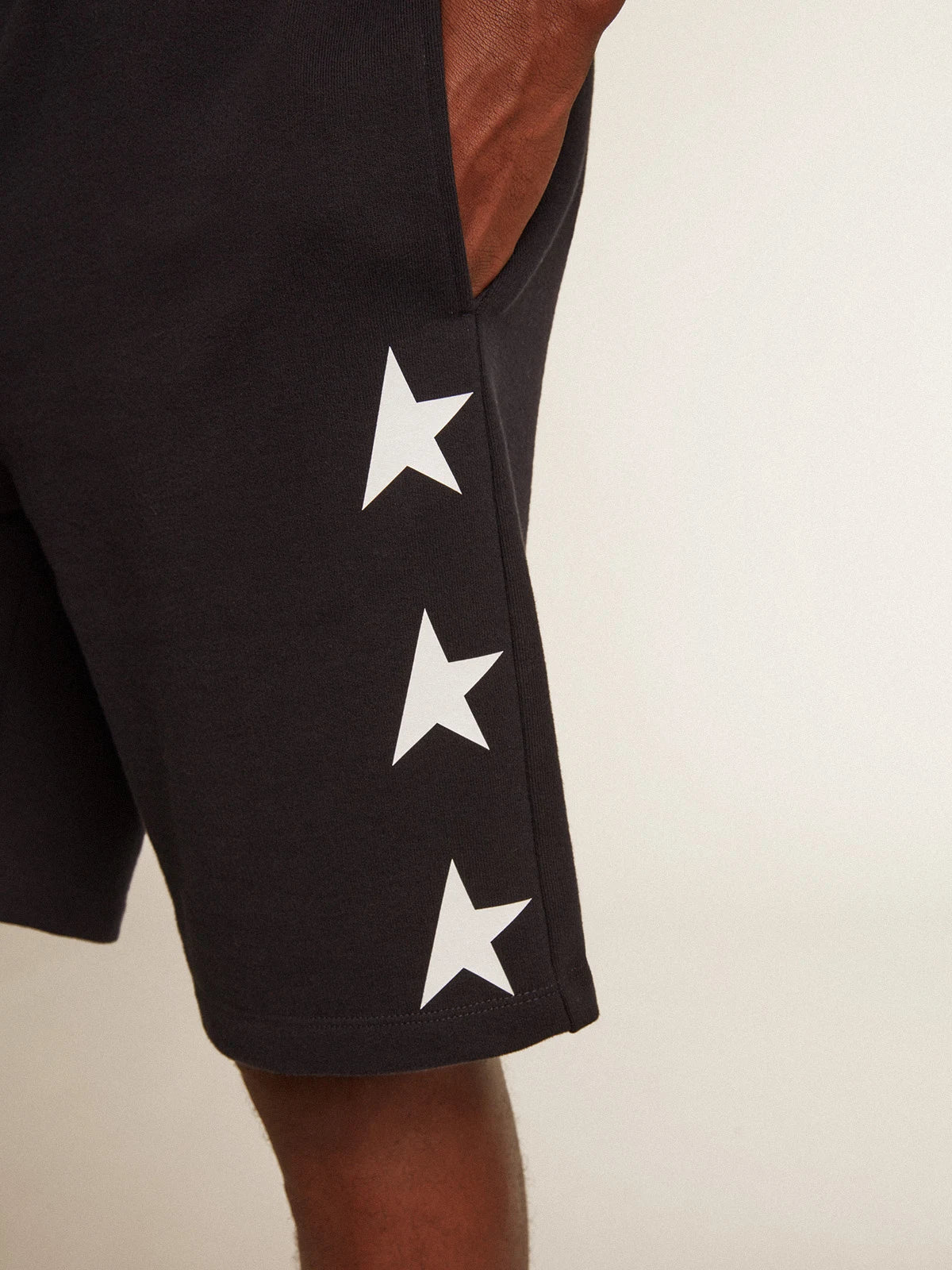 Bermuda uomo color nero con stelle bianche a contrasto