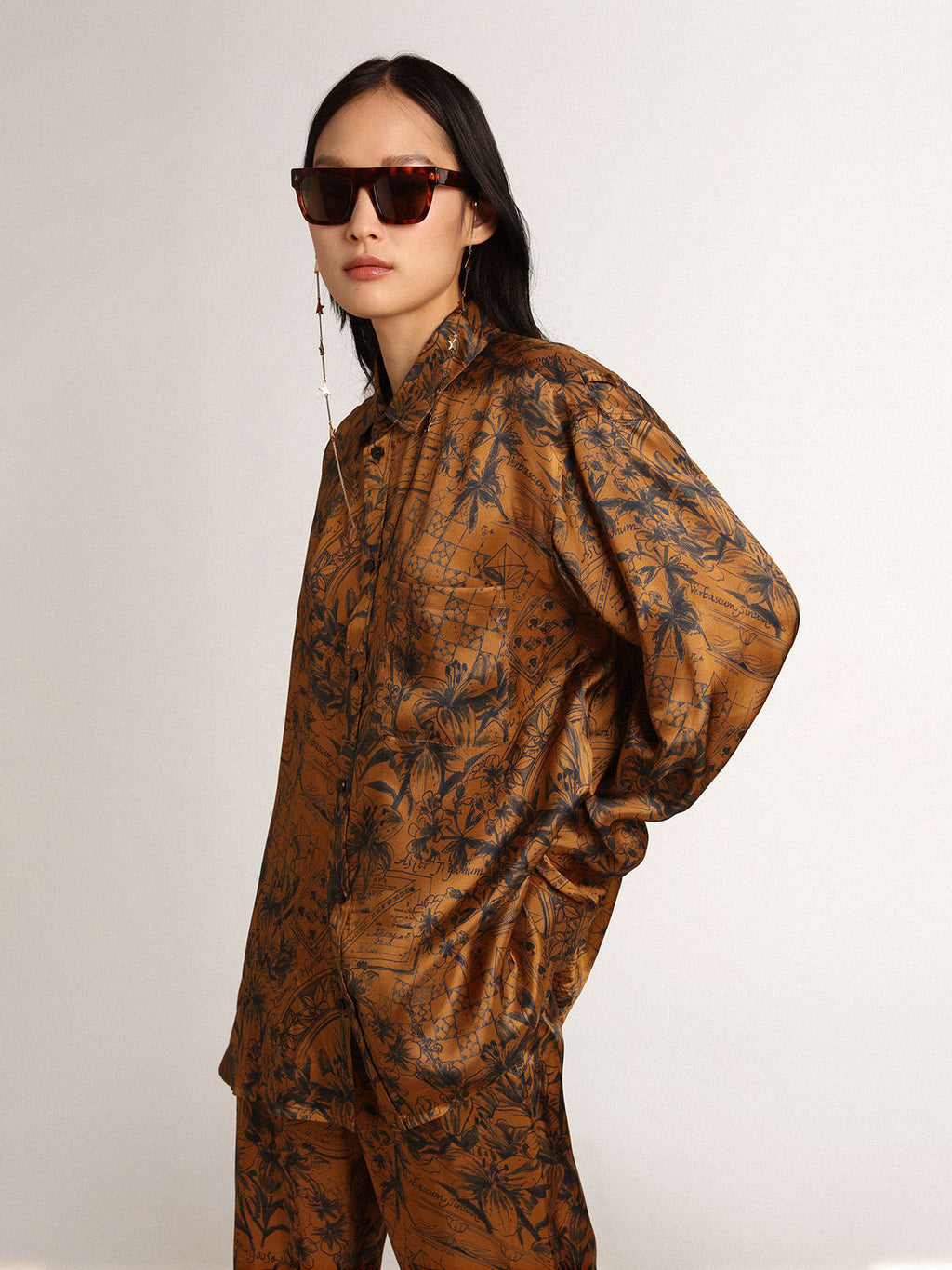Camicia boyfriend Collezione Journey di colore marrone dorato con stampa notebook