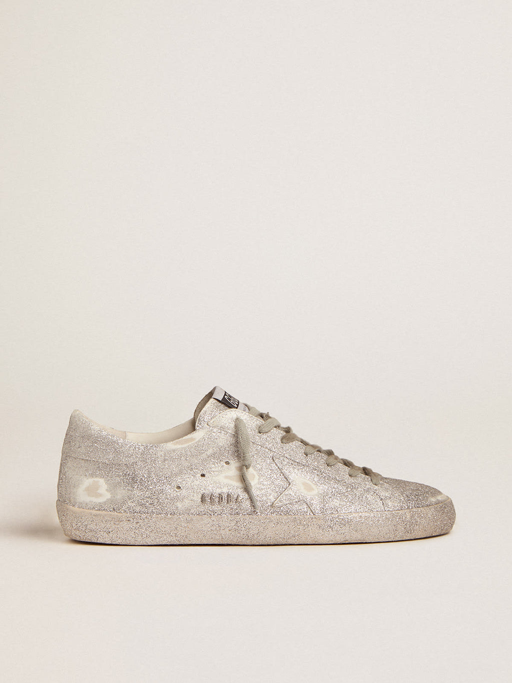 Sneaker Super-Star in pelle color argento con polverizzazione glitter all-over