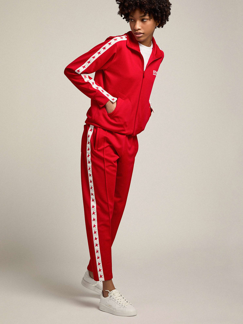 Pantalone jogging da donna di colore rosso con stelle rosse sui lati