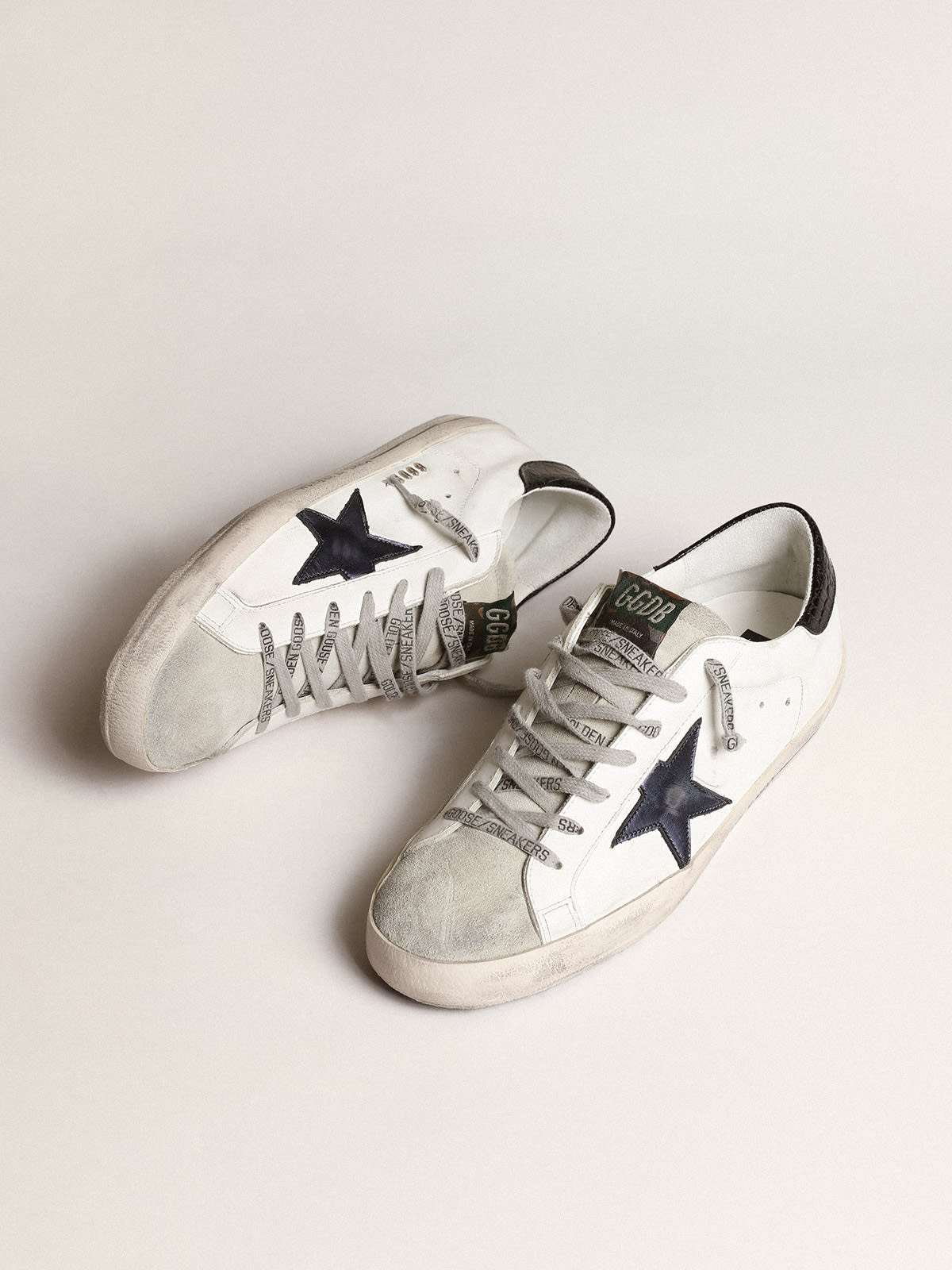 Super-Star con stella in pelle laminata blu e talloncino nero