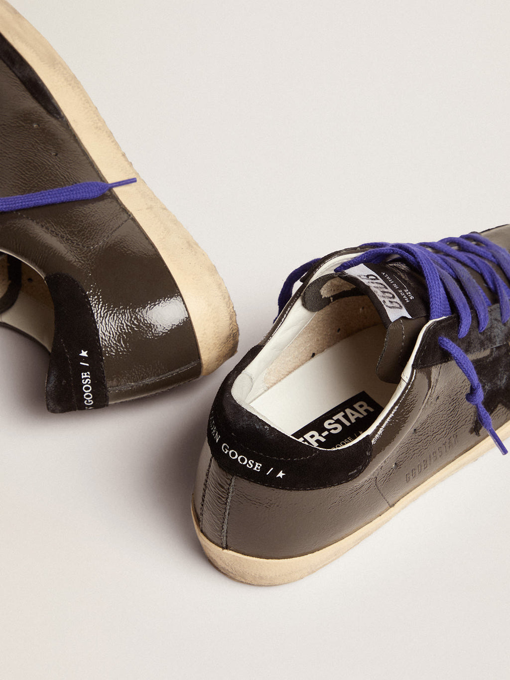 Super-Star in pelle verniciata grigia con inserti in suede nero