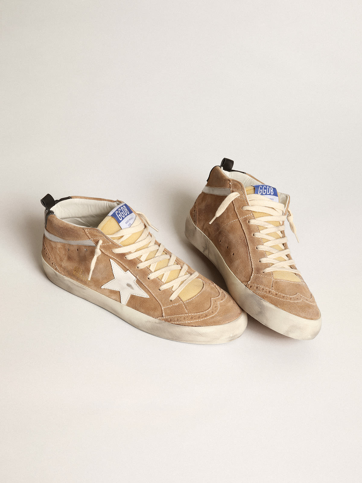Sneaker Mid Star in suede tabacco con stella in pelle bianca e virgola in pelle laminata argento