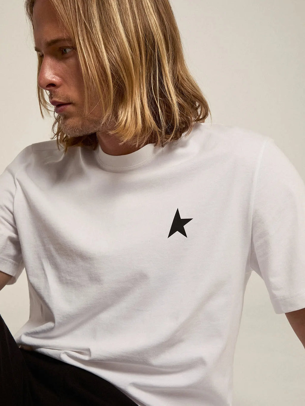 T-shirt bianca Collezione Star con stella nera sul davanti