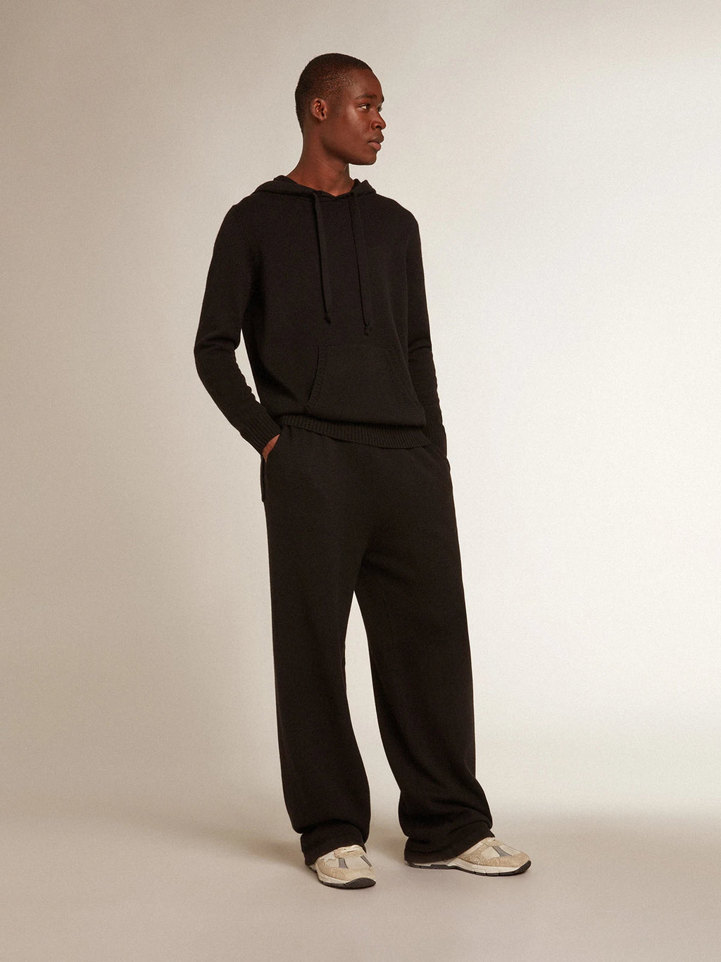 Felpa uomo misto cashmere color nero e cappuccio