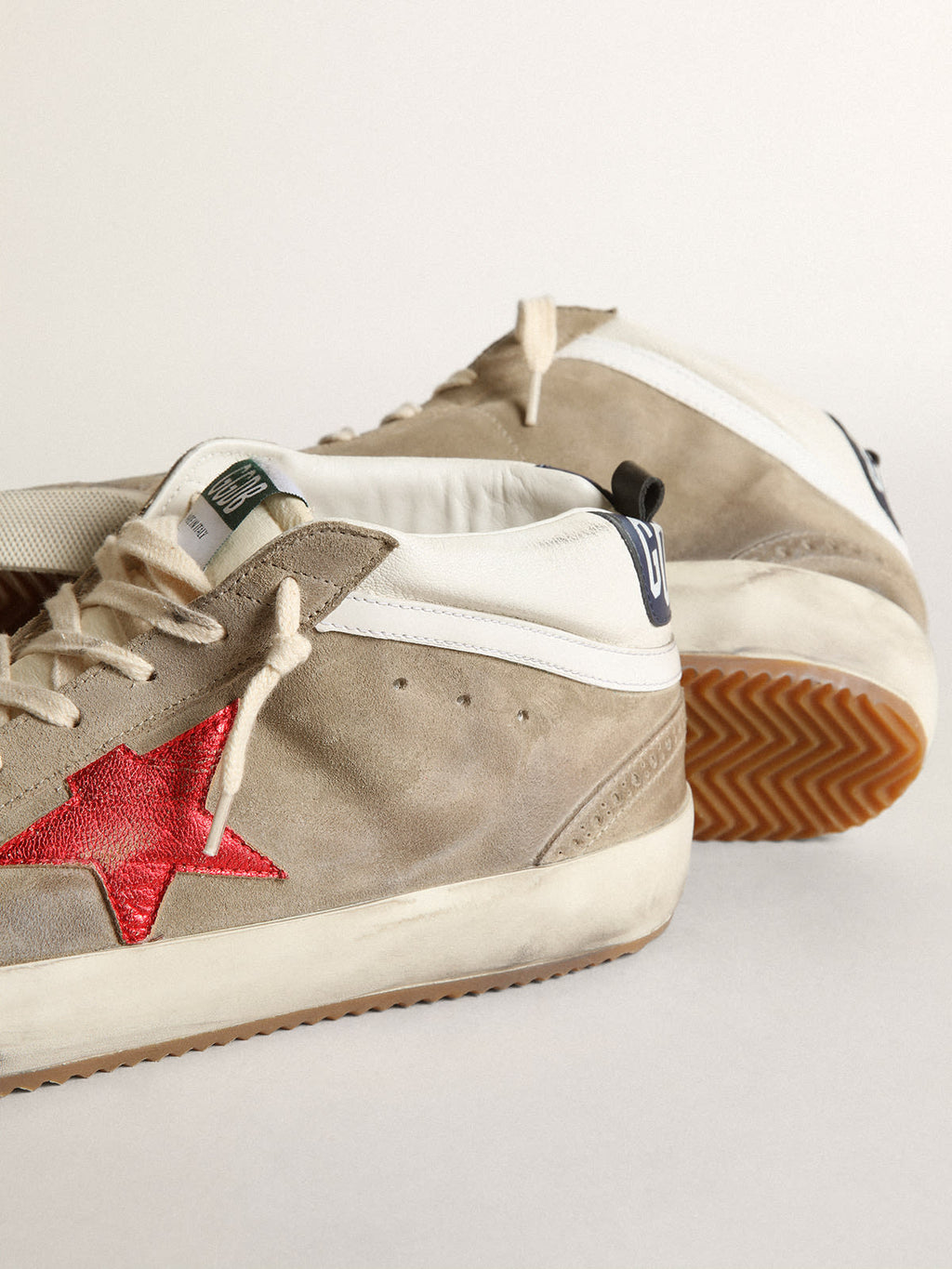 Sneaker Mid Star in suede color tortora con stella in pelle laminata rossa e virgola in pelle bianca