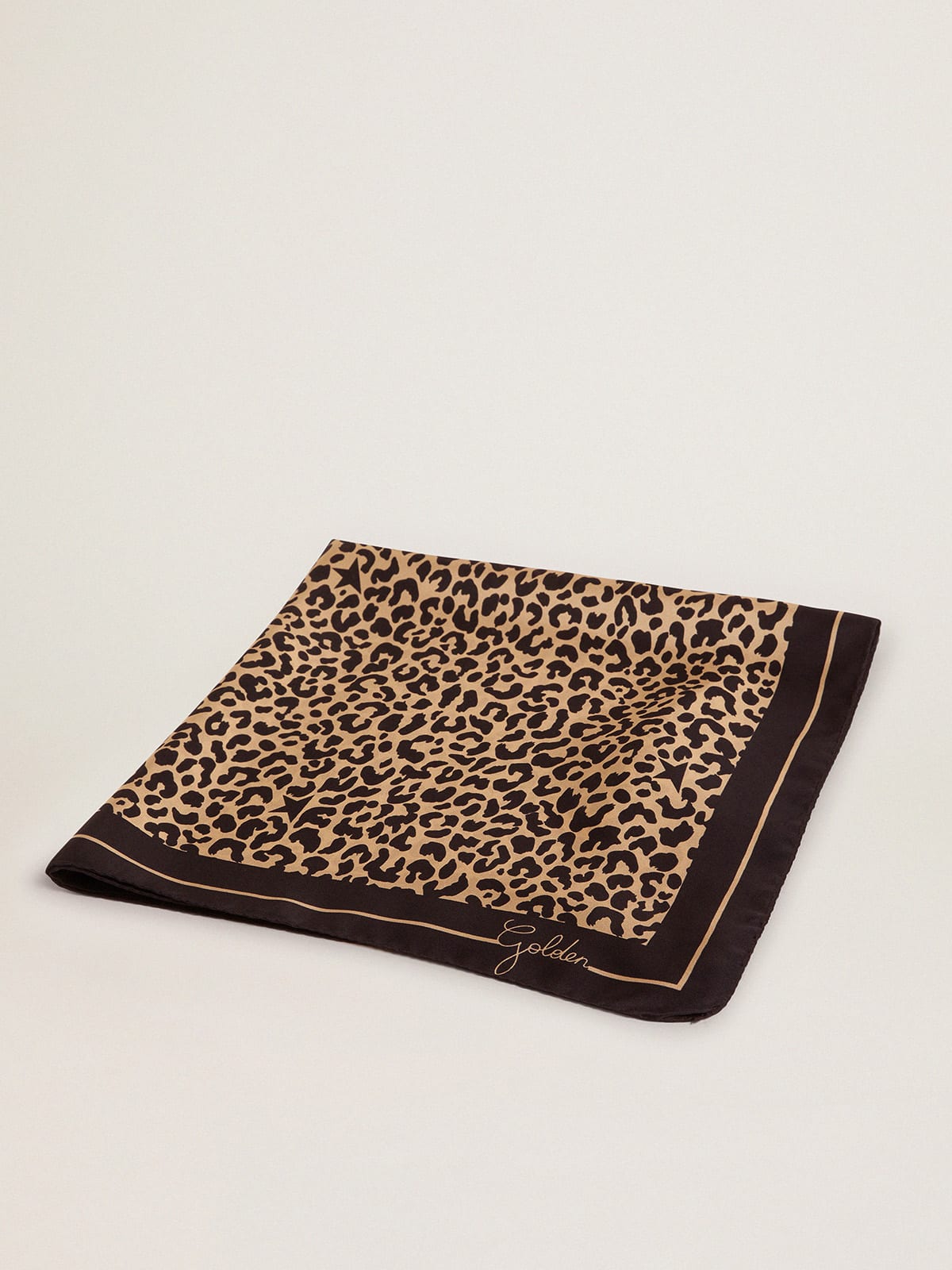 Foulard Collezione Golden di colore nero con stampa leopardata