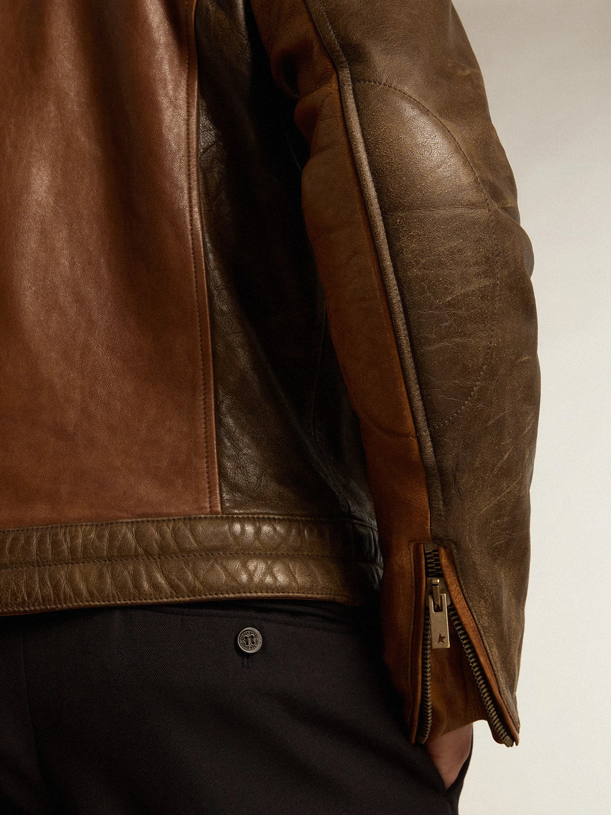 Giacca in nappa di colore marrone ispirazione biker