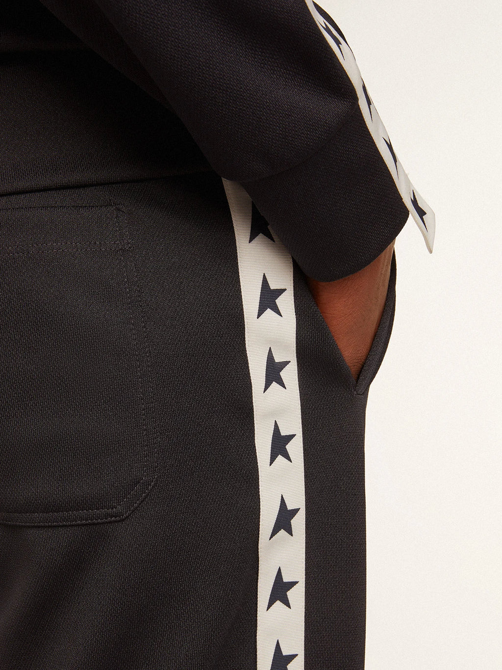 Pantalone jogging di colore blu scuro con nastro e stelle a contrasto
