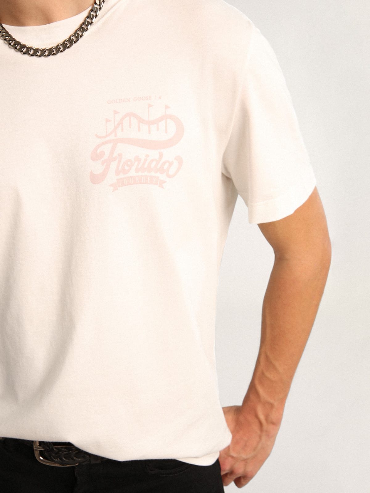 T-shirt bianca Collezione Journey con doppia stampa di colore lilla