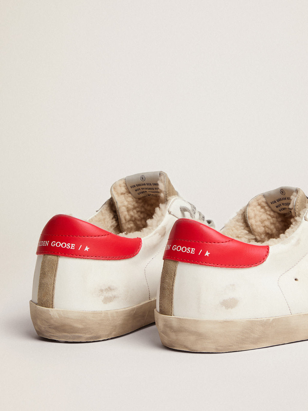 Super-Star con talloncino in pelle rossa e fodera in shearling