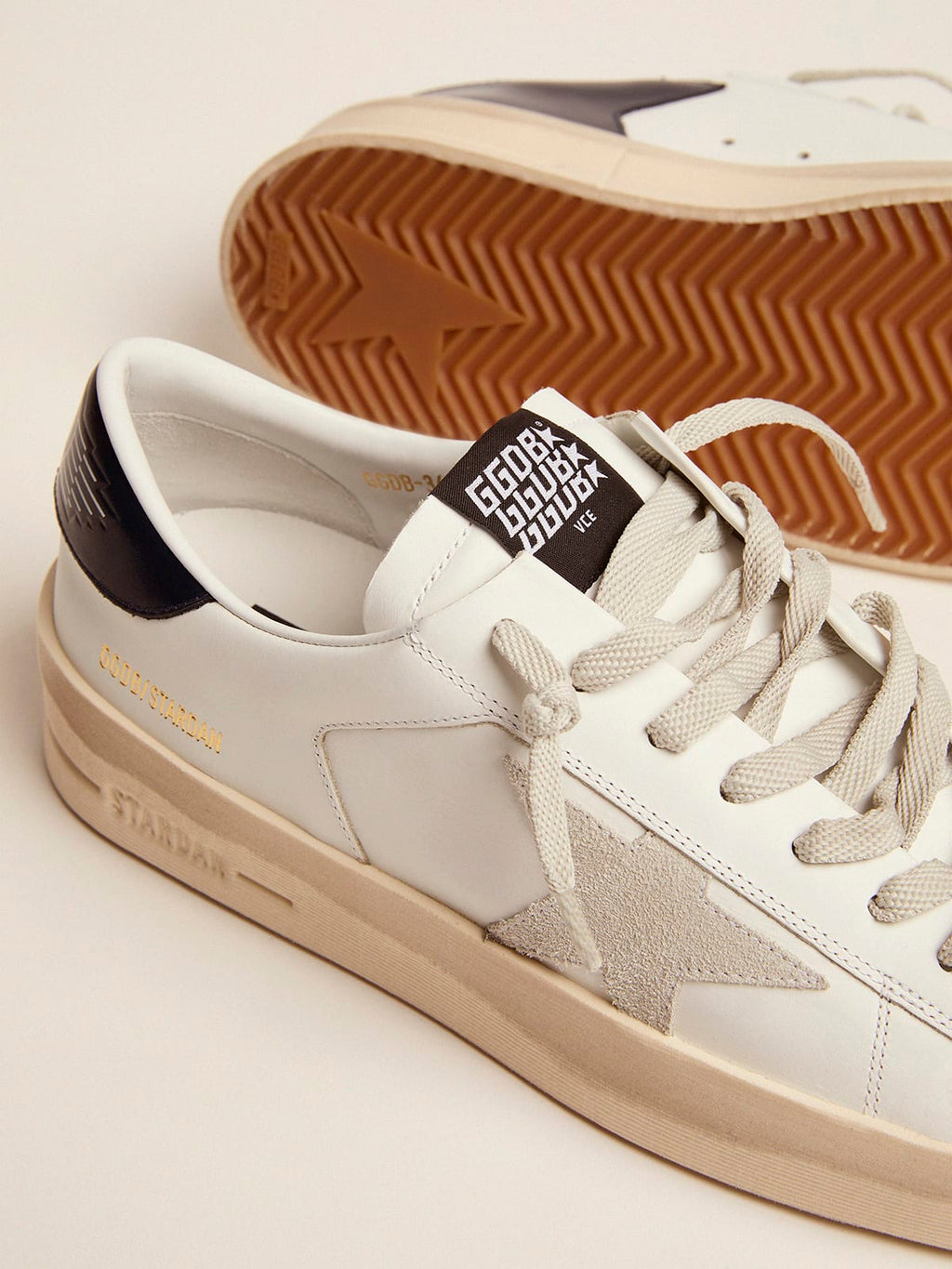 Sneaker Stardan con stella in suede color grigio ghiaccio e talloncino in pelle lucida nera