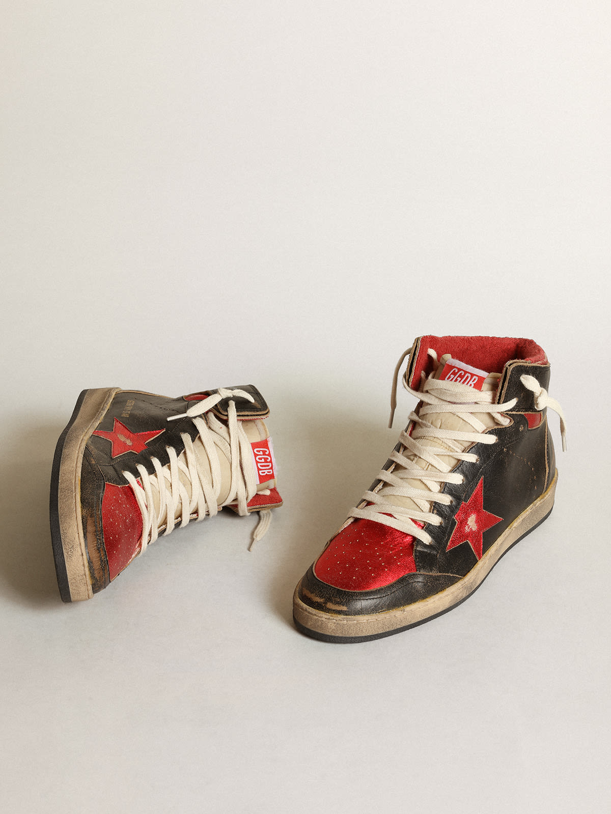 Sneaker Sky-Star Uomo in pelle lucida nera con stella in pelle laminata rossa