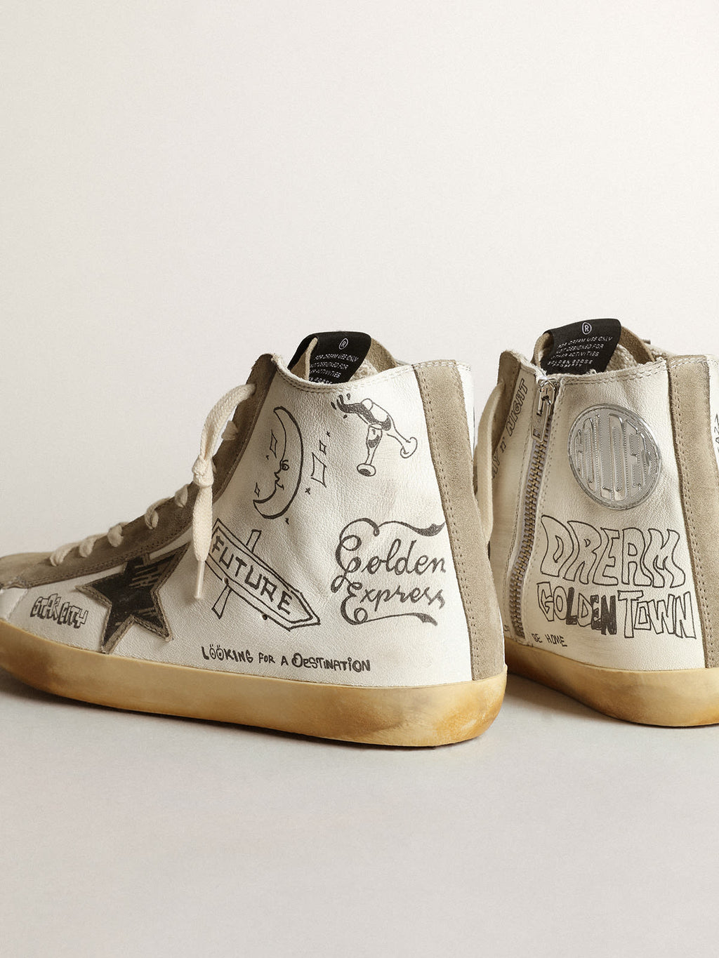 Sneaker Francy Uomo con inserti in suede color tortora e scritte nere all-over