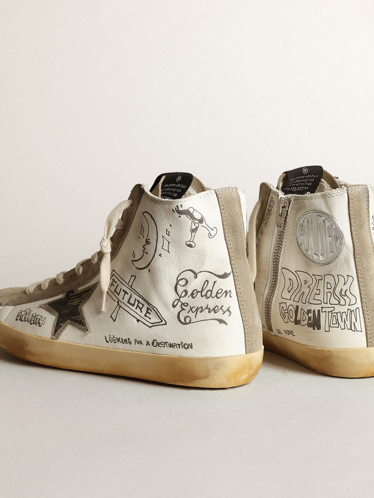 Sneaker Francy Uomo con inserti in suede color tortora e scritte nere all-over