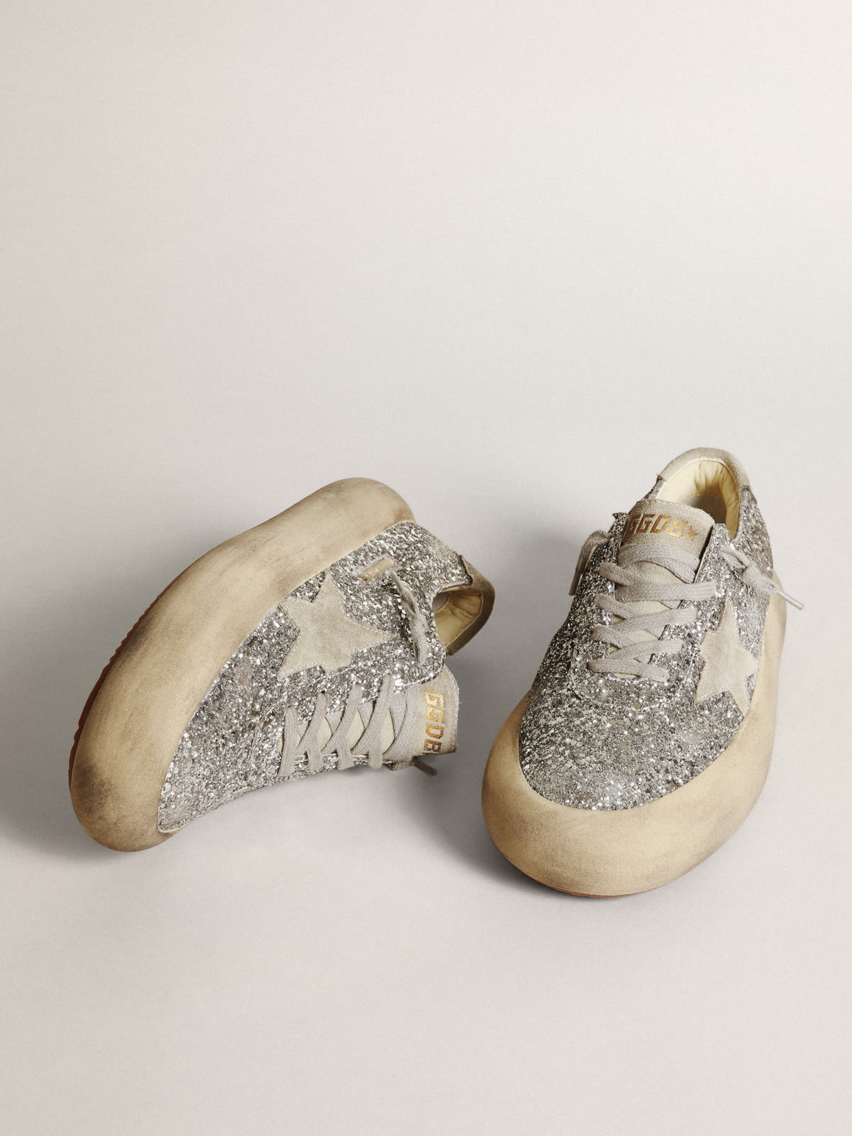 Scarpe Space-Star in glitter argento con stella e talloncino in suede grigio ghiaccio