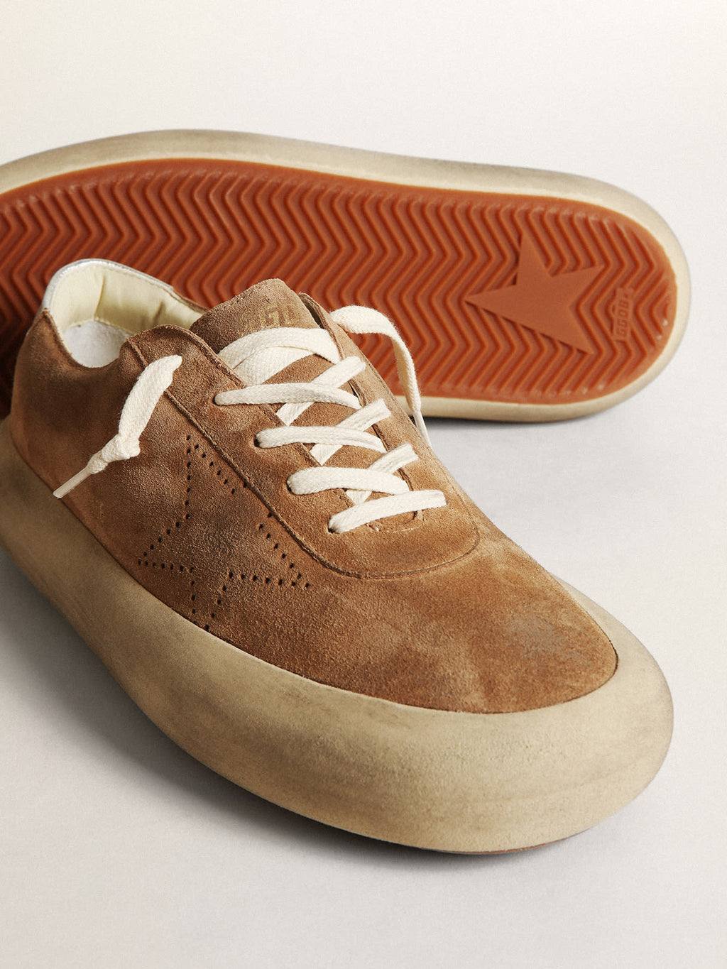 Space-Star Uomo in suede tabacco con stella traforata
