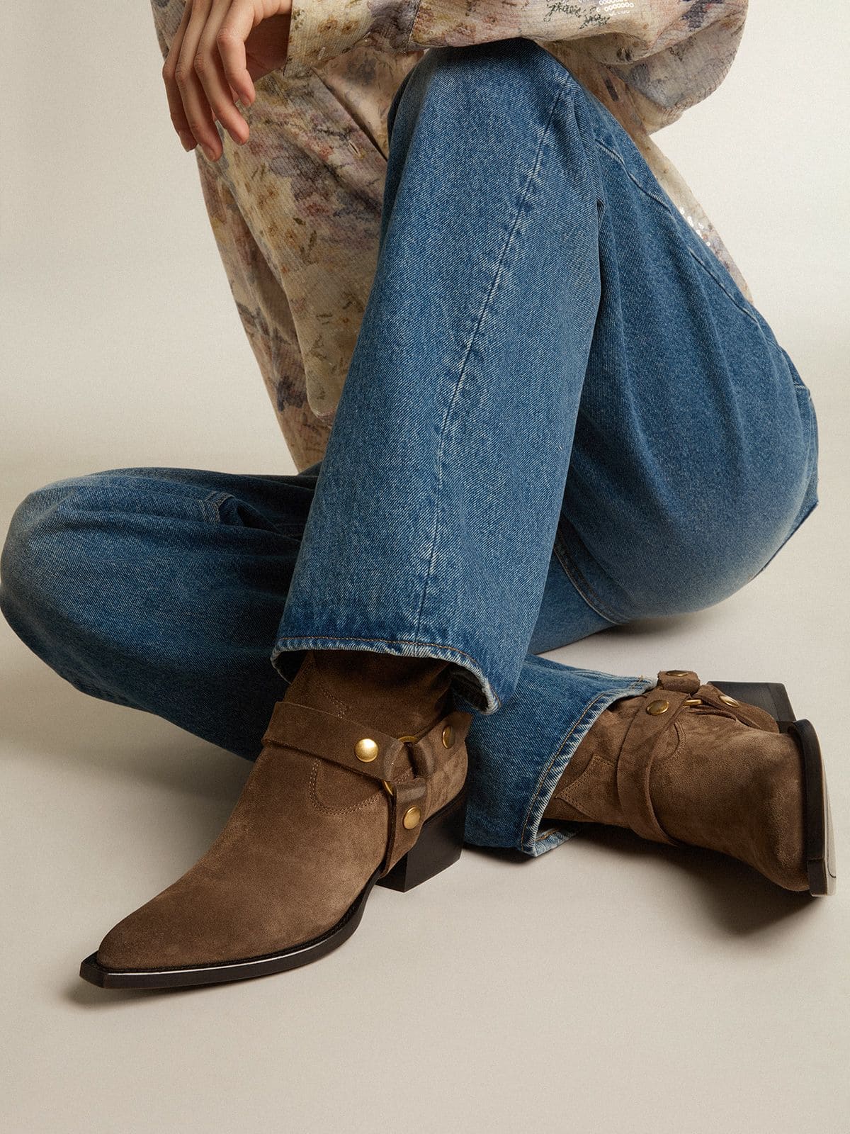 Low Debbie boots in dove-gray suede with removable buckle