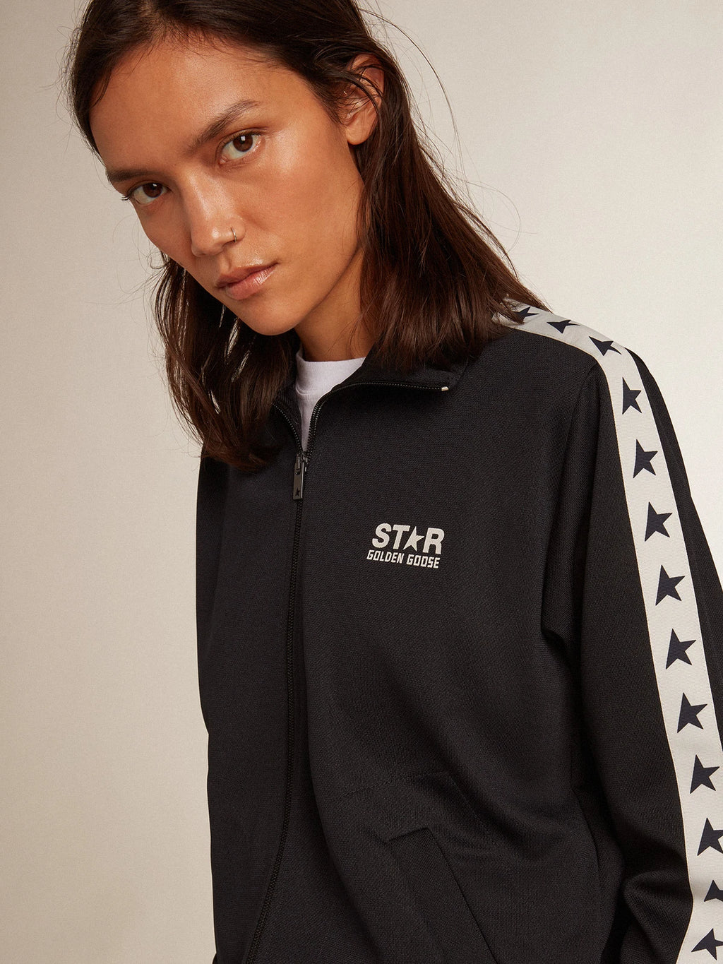 Felpa blu scura con zip e nastro bianco e stelle a contrasto
