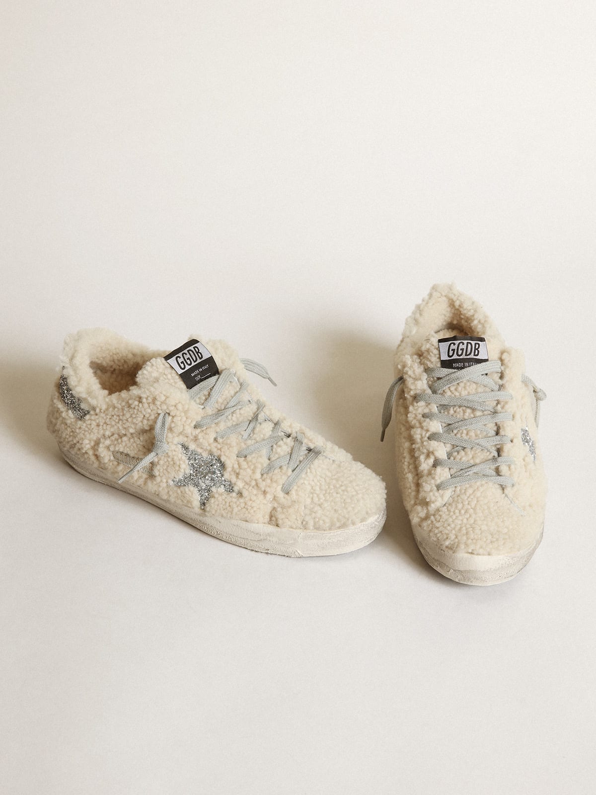 Sneaker Super-Star in shearling beige con stella e talloncino in glitter argento