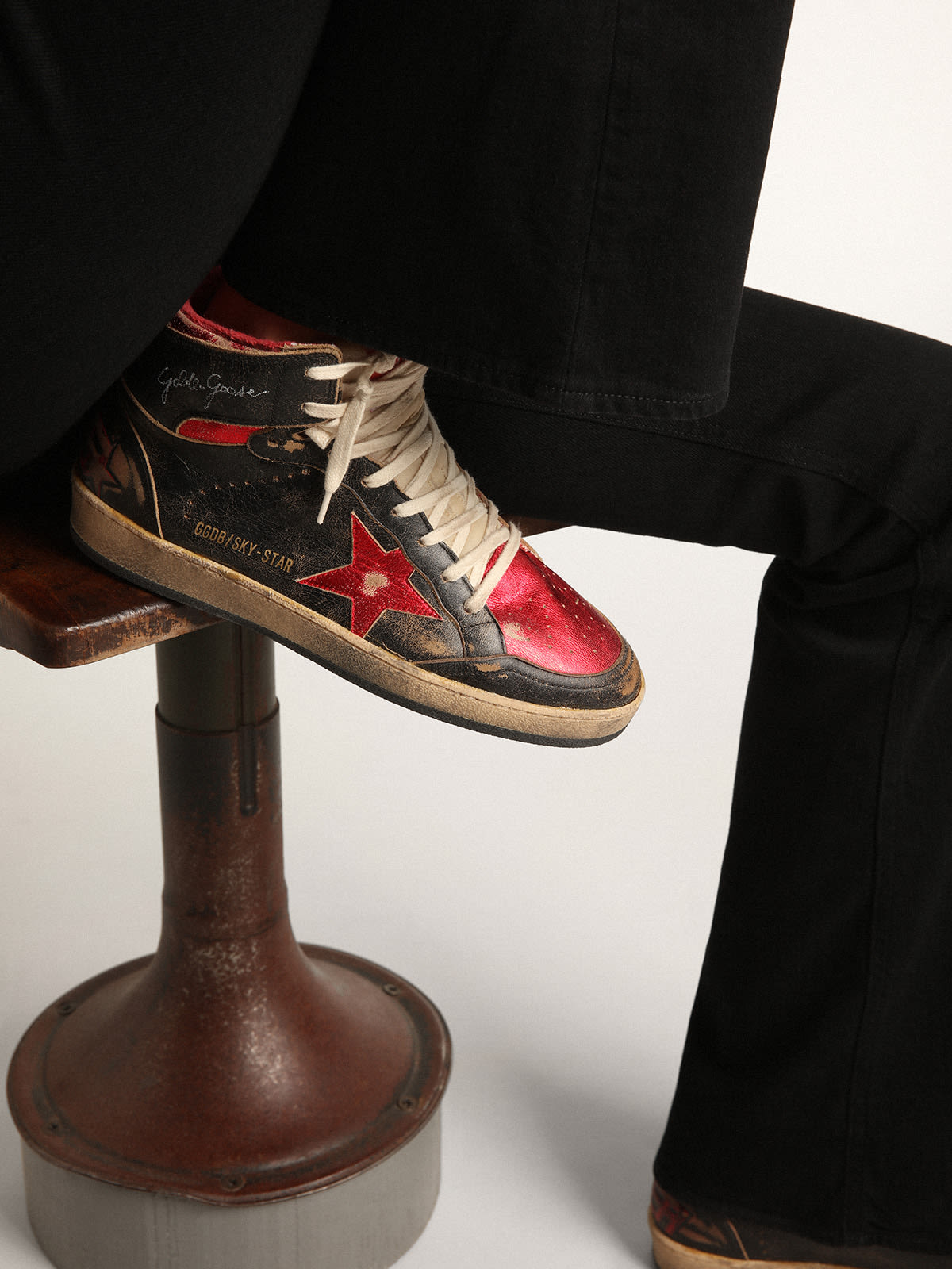 Sneaker Sky-Star Donna in pelle lucida nera con stella in pelle laminata rossa