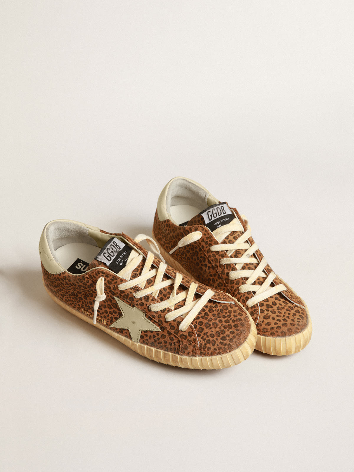 Super-Star in suede con stampa leo e stella in pelle color panna