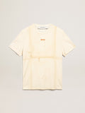 T-shirt Collezione Journey di colore bone white dall'effetto capo piegato con scritta Golden e spruzzature color ruggine