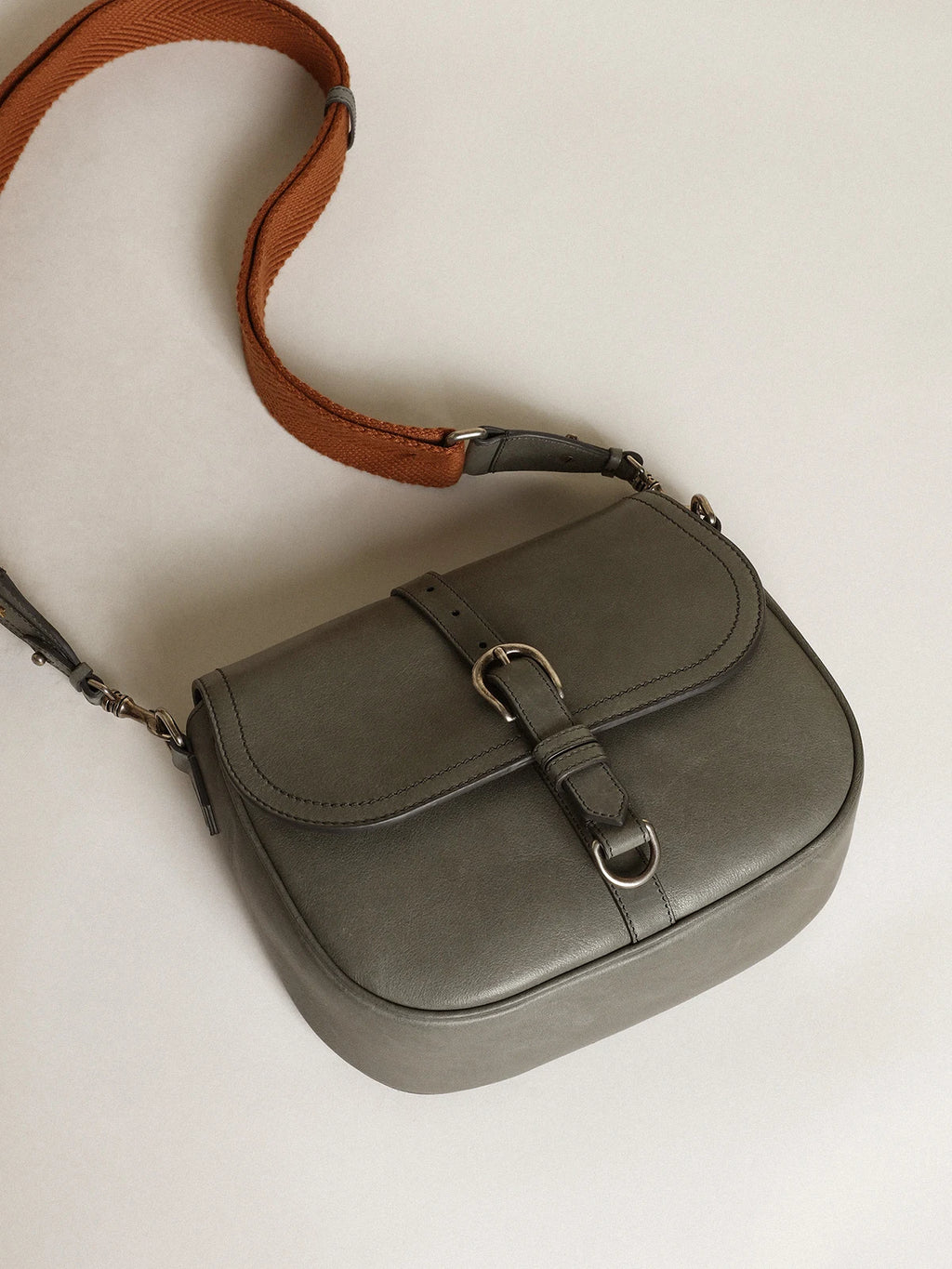 Borsa Sally Bag medium in pelle color grigio pietra con fibbia e tracolla a contrasto