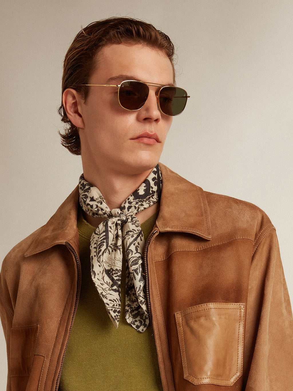 Giacca in pelle color sabbia con patch e chiusura con zip