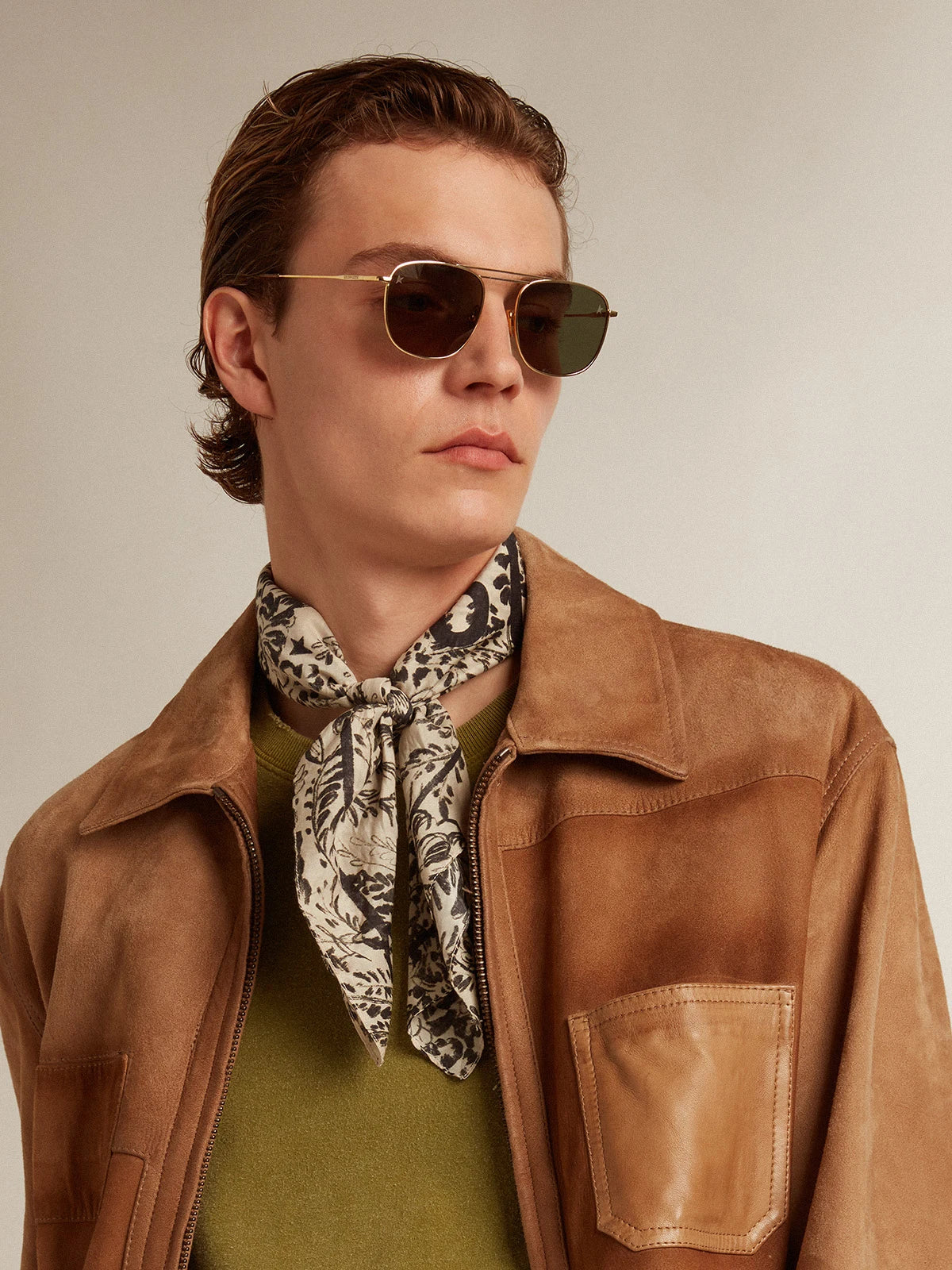 Giacca in pelle color sabbia con patch e chiusura con zip