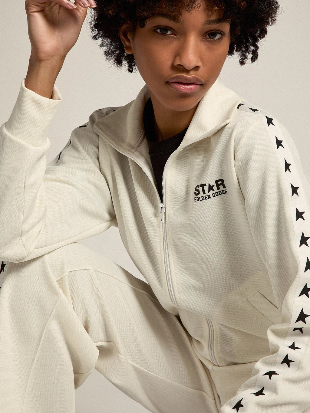 Felpa con zip da donna di colore bianco con nastro bianco e stelle nere