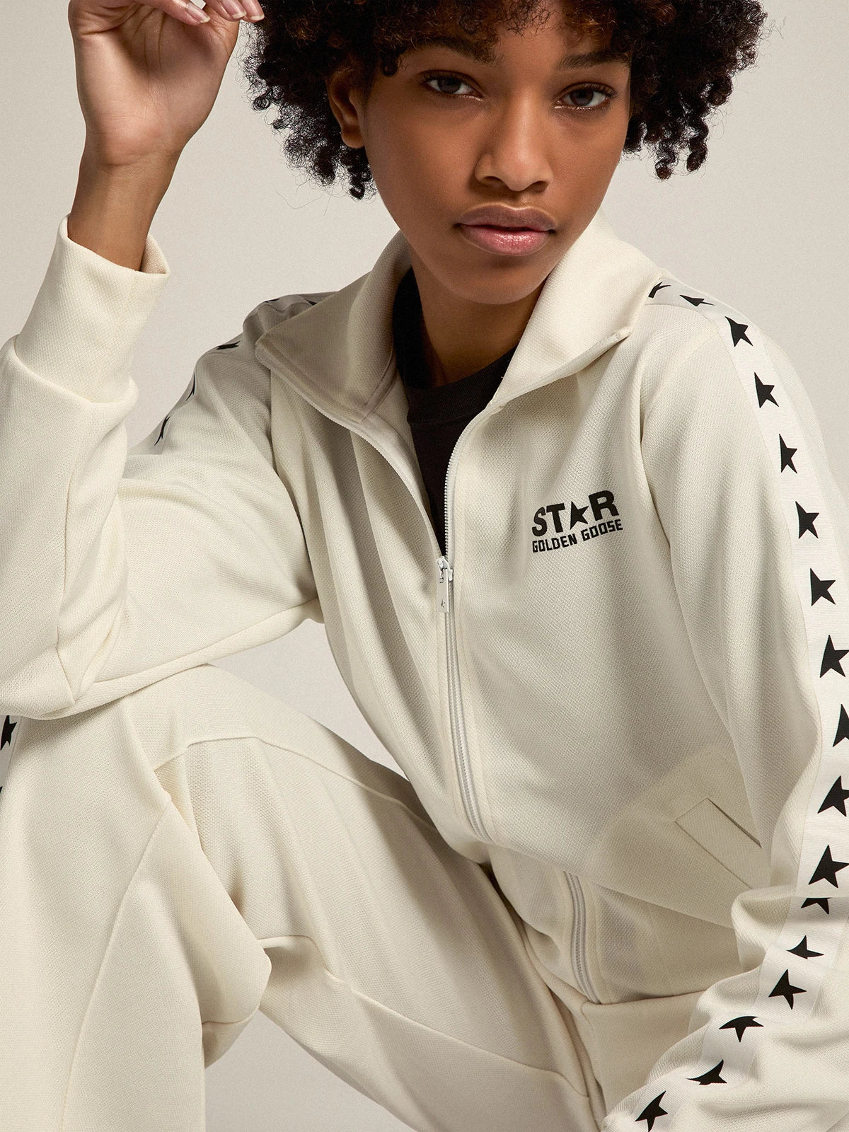 Felpa con zip da donna di colore bianco con nastro bianco e stelle nere