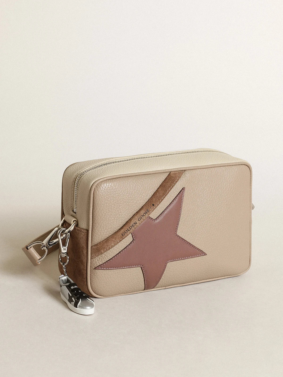 Borsa Star Bag large in pelle martellata color bianco sporco e suede color cappuccino con stella in pelle viola