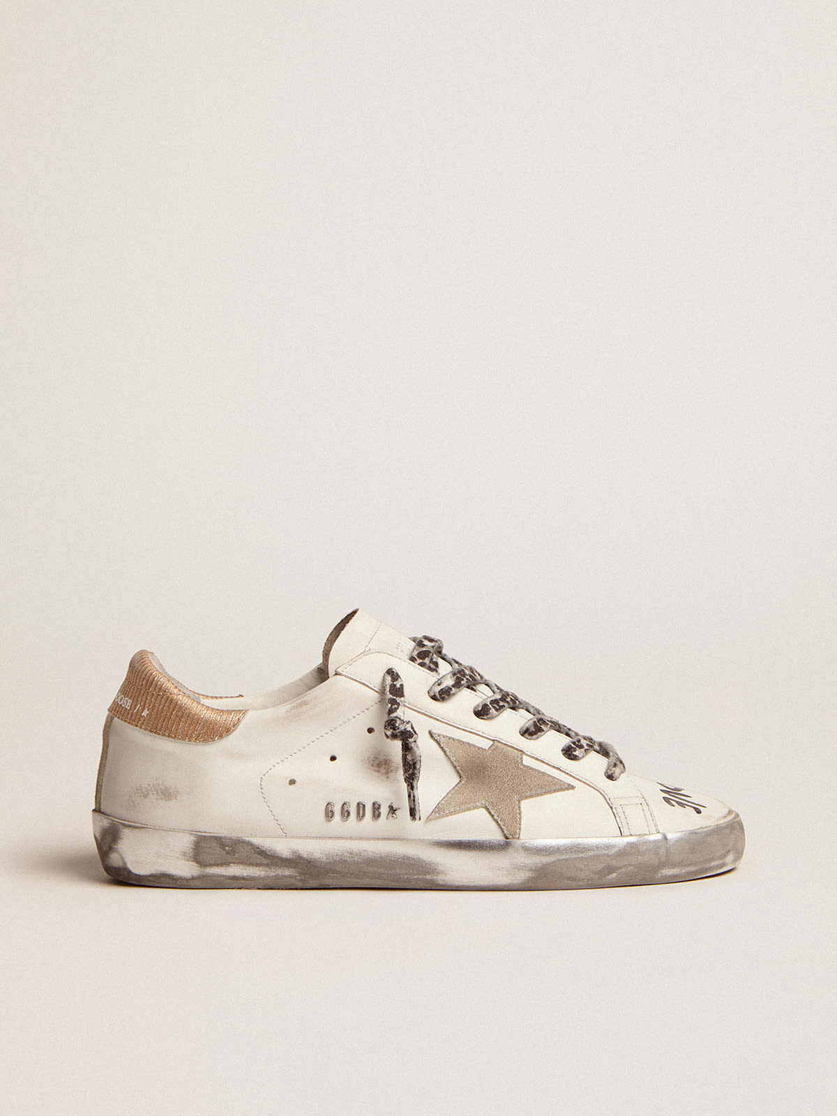 Sneaker Super-Star in pelle bianca con stella in suede color grigio ghiaccio e scritta nera a contrasto