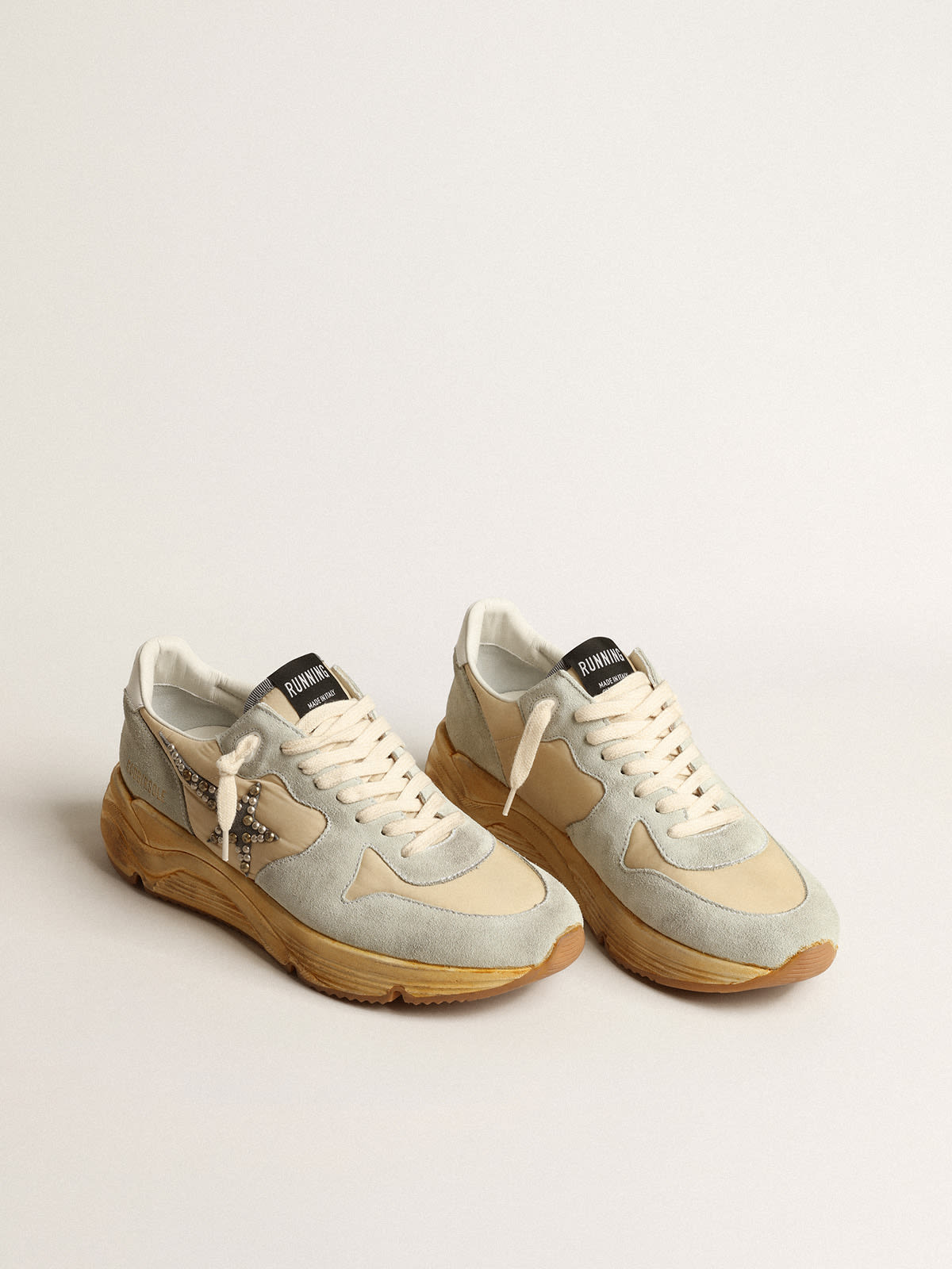Running Sole Uomo color ghiaccio con stella in suede con borchie