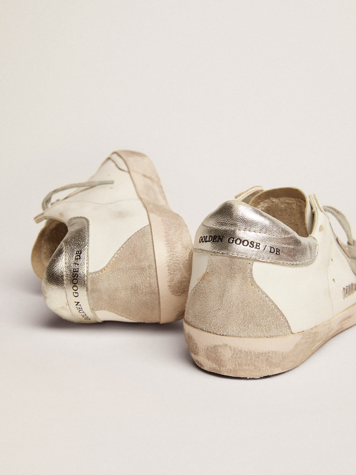 Sneakers Super-Star donna con talloncino argentato e metal studs lettering