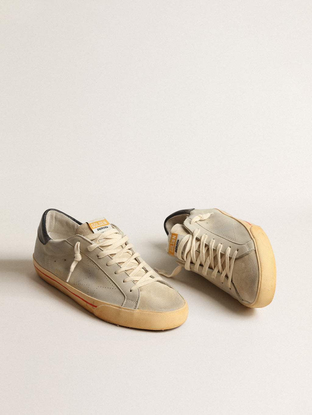 Super-Star in nabuk grigio con stella traforata e talloncino blu