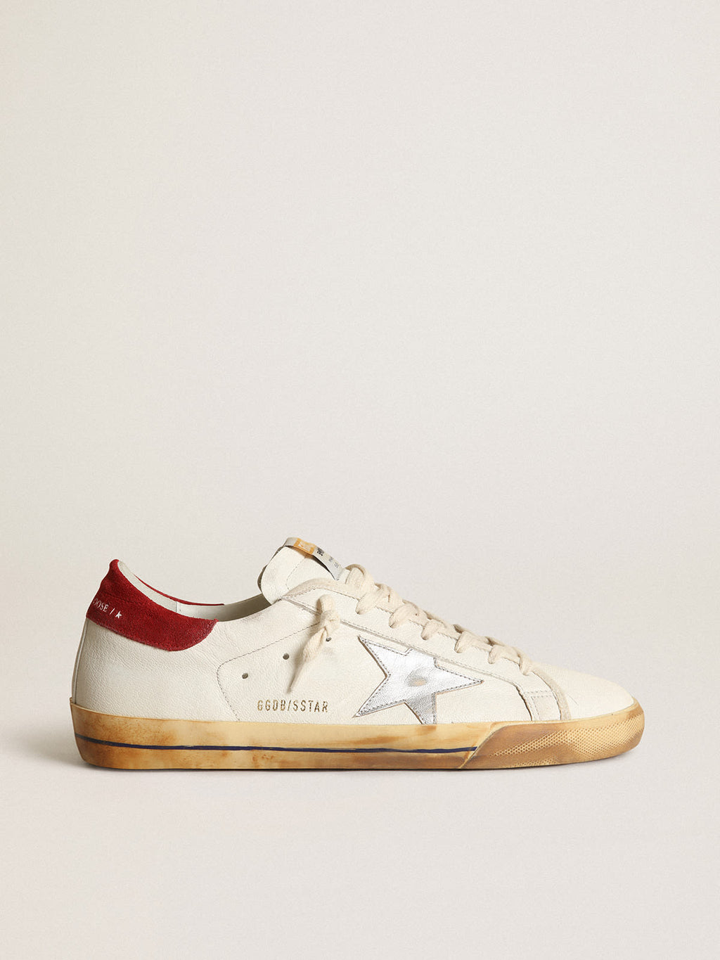 Sneaker Super-Star con stella in pelle laminata color argento e talloncino in suede rosso