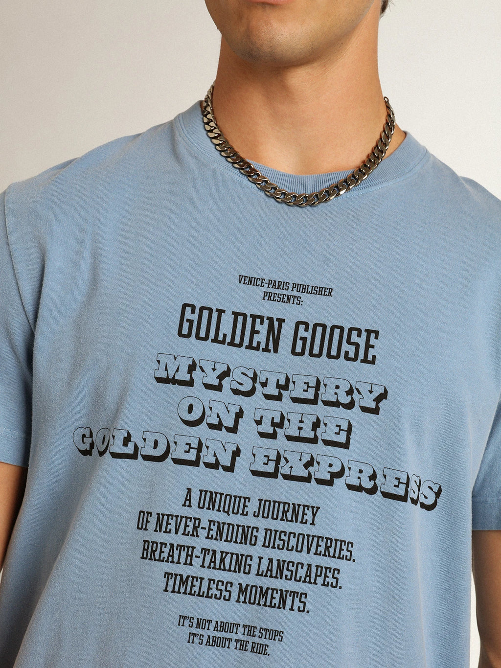 T-shirt Collezione Journey color blu harbor con stampa Golden Goose Mystery On The Golden Express nera a contrasto sul davanti