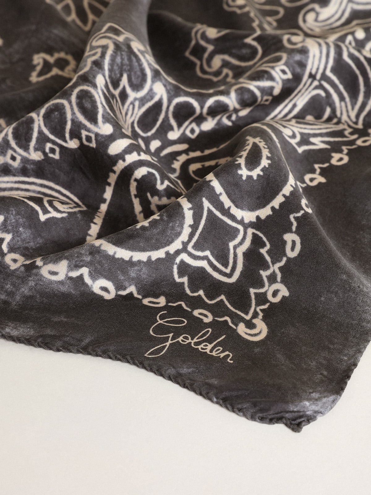 Foulard Collezione Golden di colore grigio antracite con motivo paisley