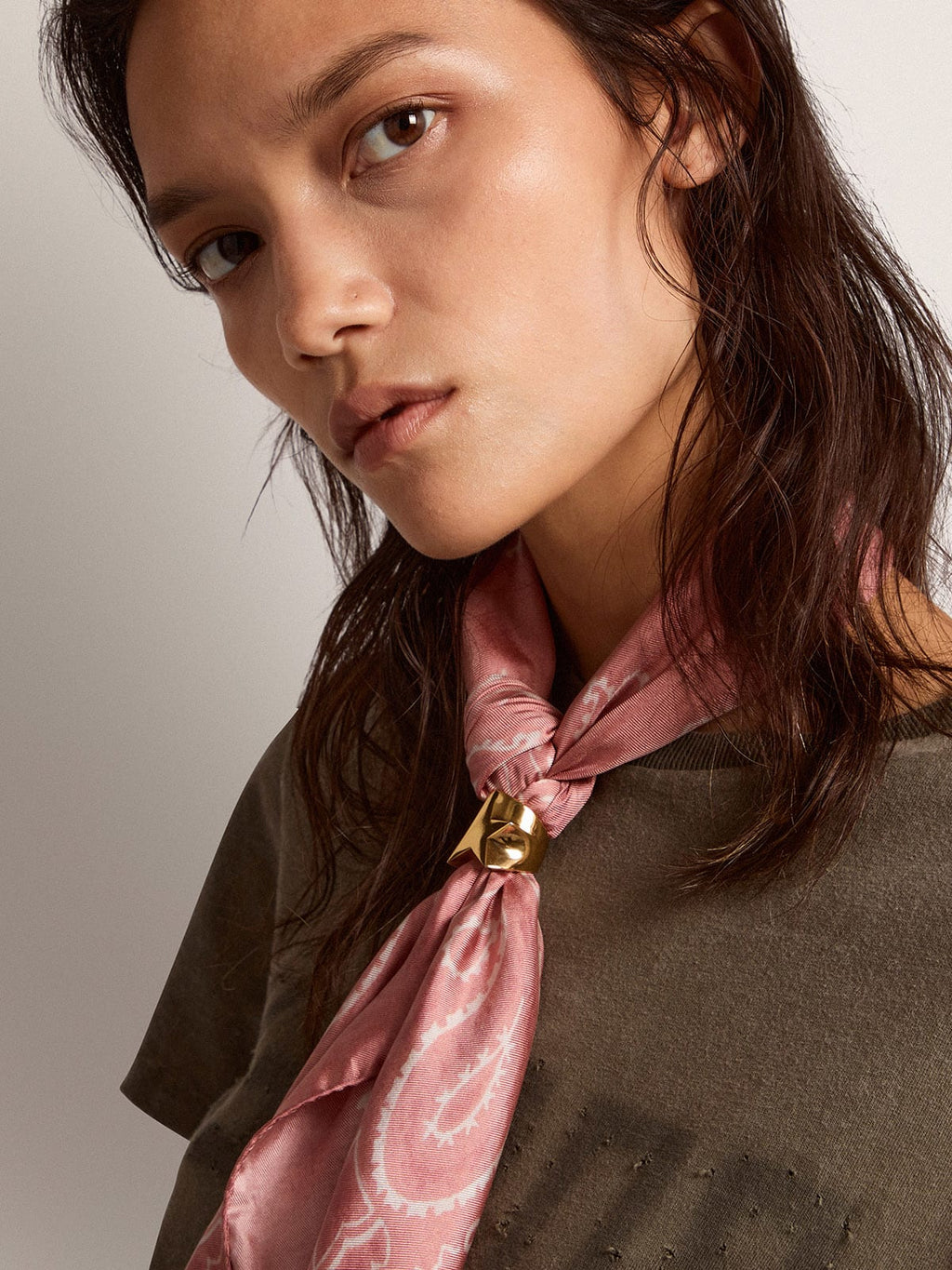 Foulard Collezione Golden di colore rosa antico con motivo paisley
