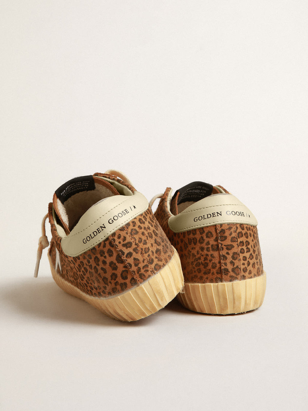 Super-Star in suede con stampa leo e stella in pelle color panna